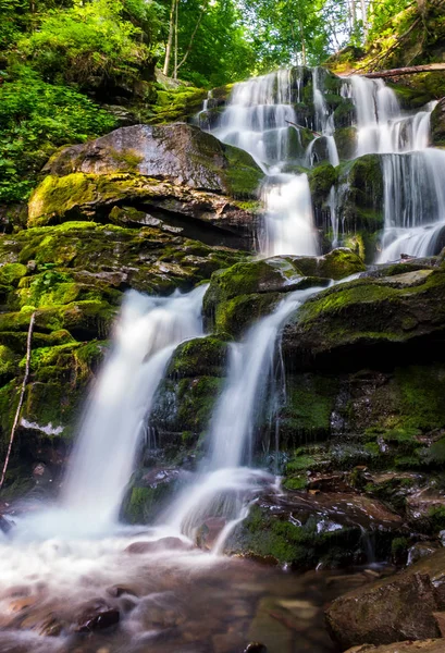Холодные воды могучего водопада Шипот — стоковое фото
