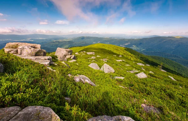 Encostas gramíneas de cume de montanha de tarde — Fotografia de Stock