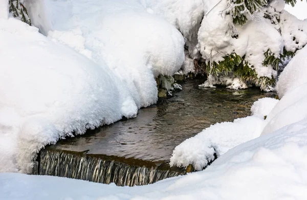 Ruscello con cascate in inverno — Foto Stock