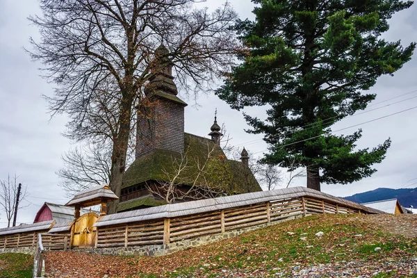 Église en bois à Kolochava — Photo