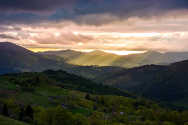 Prachtige bergachtige platteland bij zonsondergang — Stockfoto