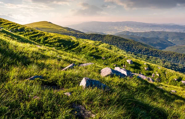 Stenblock på en gräsbevuxen sluttningarna av Runa berget — Stockfoto