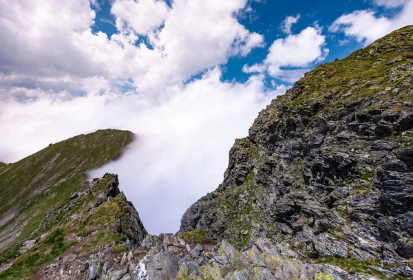 Hermoso paisaje nublado sobre los acantilados de Fagarasan —  Fotos de Stock