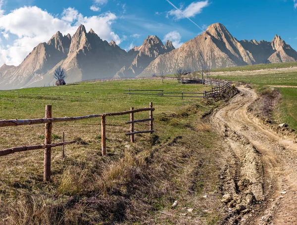Vägen genom landsbygdens fält i bergiga området — Stockfoto