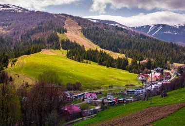 Turist otobüsleri Pylypets tatil köyü