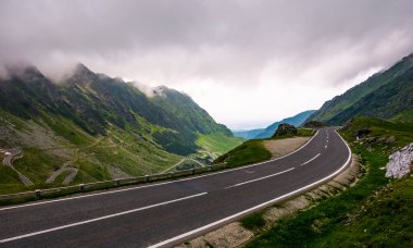 Transfagarasan rota fırtınalı hava koşulunda