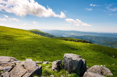 çimenli yamaçları ile büyük kayalar