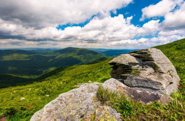 çimenli yamacındaki kayalar