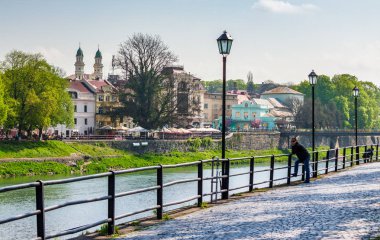Uzhgorod güzel cityscape bahar içinde