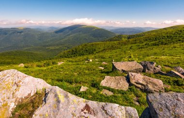 Karpat alps yamaçlarda büyük kayalar ile