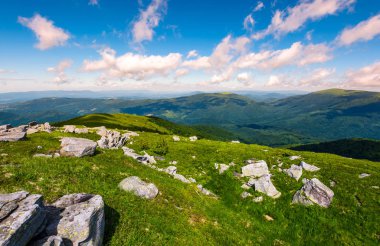 Karpat alps yamaçlarda büyük kayalar ile