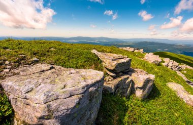 Karpat alps yamaçlarda büyük kayalar ile