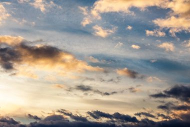 güzel bir bulutlu gökyüzü günbatımı