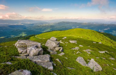 kayalar Runa dağ çimenli yamaçları üzerinde