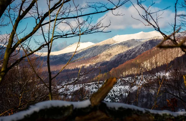 Mountain ridge with high snowy tops — Stock Photo, Image