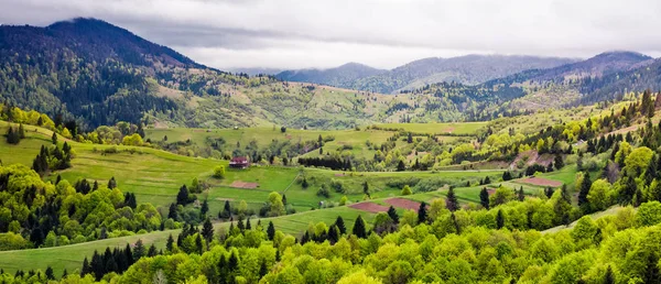 Panorama över Karpaterna landsbygdsområde på våren — Stockfoto