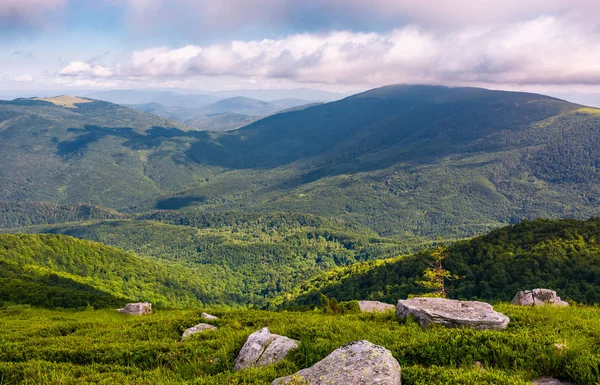 Runa dağ tepelerde kayalar 