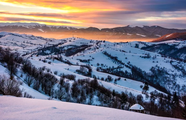 Campiña montañosa nevada al amanecer — Foto de Stock