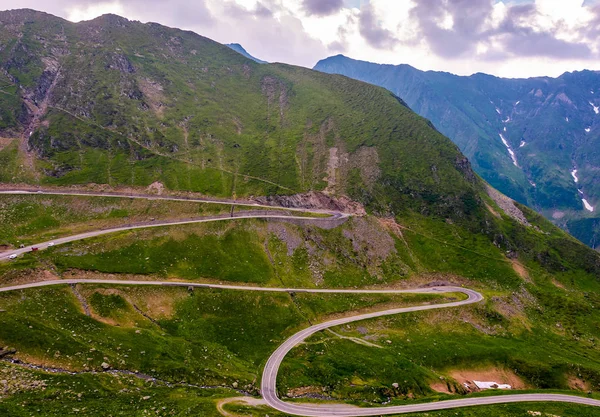 Serpentina de estrada Transfagarasan em montanhas — Fotografia de Stock