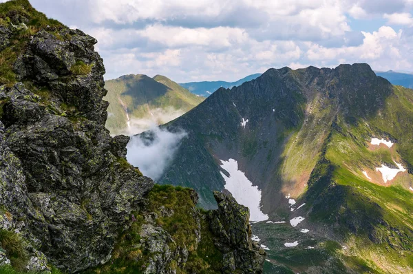 Romanya Fagatas Dağları'nın kayalık uçurum — Stok fotoğraf