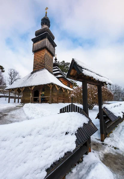 Vieille église orthodoxe en bois en hiver — Photo