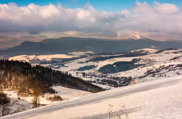 Snowy slope in mountainous countryside — Stock Photo, Image