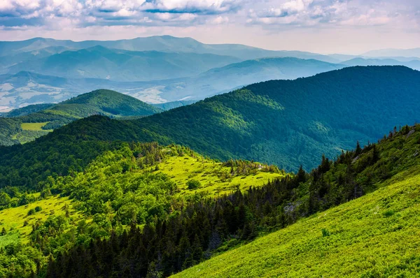 Paisagem montanhosa com colinas arborizadas — Fotografia de Stock