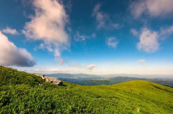 Krásná letní krajina v horách — Stock fotografie