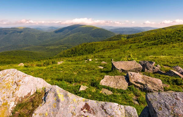 Karpat alps yamaçlarda büyük kayalar ile