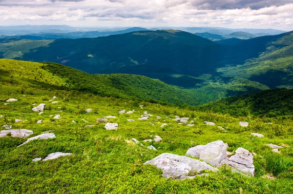 Carpathian alps with huge boulders on hillsides — Stock Photo, Image