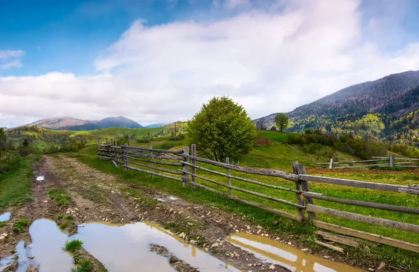köy yolunda dağlık kırsal alan üzerinden
