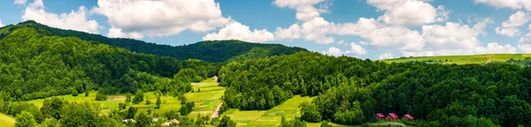 Panorama över bergiga landsbygdsområdet, sommar — Stockfoto