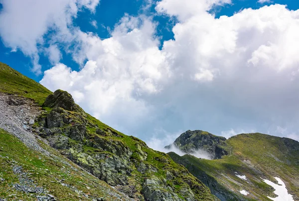 Moln över berget åsen — Stockfoto