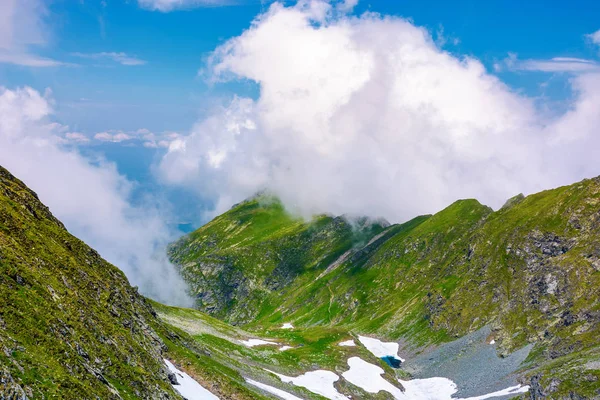Bulutlar dağlarda Fagaras Vadisi — Stok fotoğraf