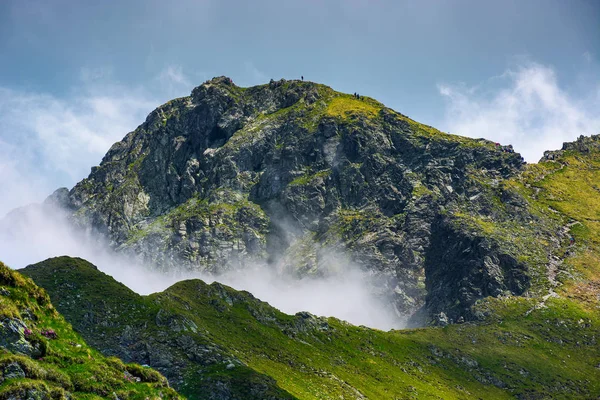 Pico de la montaña sobre el acantilado y las nubes —  Fotos de Stock