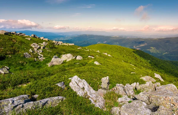 Pedregulhos em uma encosta gramada da montanha de Runa — Fotografia de Stock