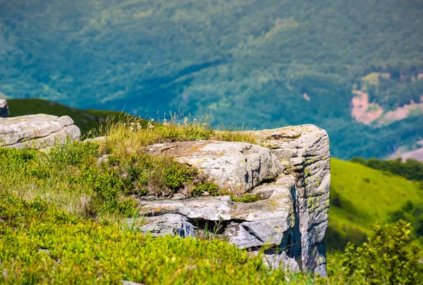 Riesige Felsbrocken an den grasbewachsenen Hängen der Polonina runa — Stockfoto