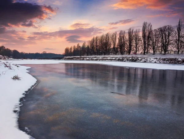 Donmuş nehrin üzerinde güzel gün batımı — Stok fotoğraf