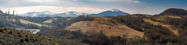 Borzhava dağ sırtı bahar içinde Panoraması — Stok fotoğraf