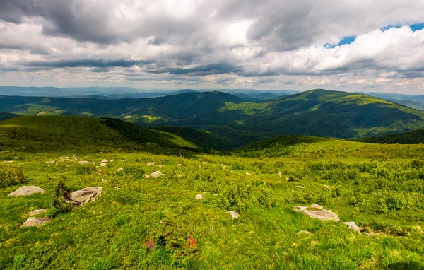 Boulders on the hillside in high mountains — Stock Photo, Image