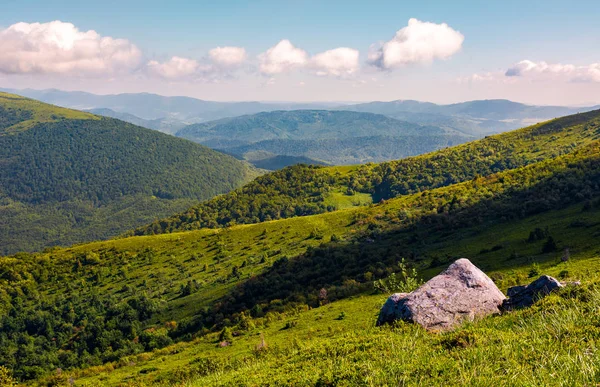 Stenblock på en sluttning i höga berg — Stockfoto