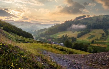 gündoğumu, ormanlık tepeleri ile kırsal Vadisi