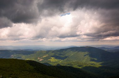 Dağların üzerinden muhteşem bulutlu gökyüzü