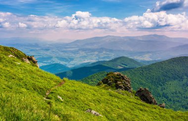 dağlarda uçuruma çimenli hillside