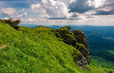 dağlarda uçuruma çimenli hillside