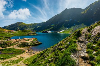 Göl Balea Fagaras Dağları üzerinde bir parlak güneşli 