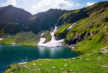 Göl Balea Fagaras Dağları üzerinde bir parlak güneşli 