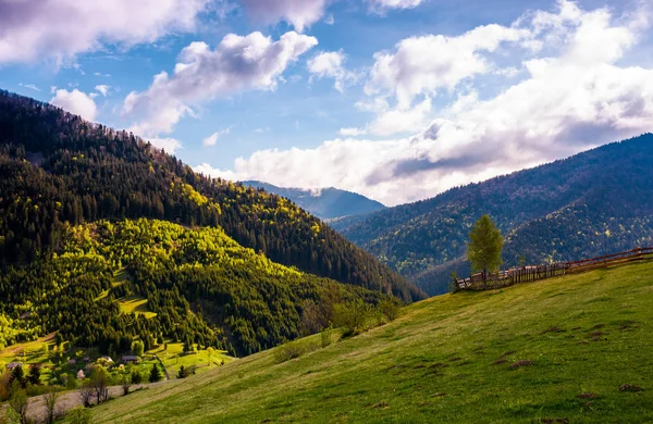 Beaux paysages dans les zones rurales montagneuses — Photo