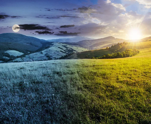 Tiden förändras över gräsbevuxna äng i bergen — Stockfoto
