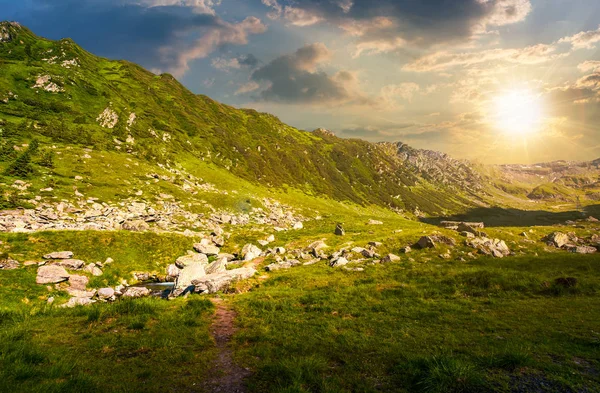Vackra dalen av Făgăraş bergen — Stockfoto
